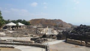 Bet Shean column street